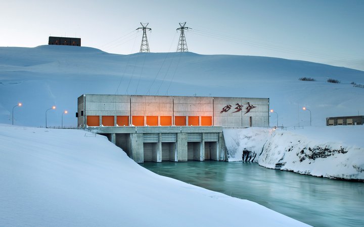Hrauneyjafossstöð er í dag þriðja stærsta raforkuver landsins, 210 MW. Hún stendur við Sprengisandsleið í jaðri hálendisins, suðvestur af Sigöldustöð og nýtir sömu vatnsmiðlunarmöguleika. Hrauneyjafossstöð var tekin í notkun 1981.