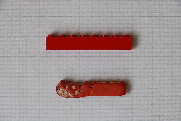 Legókubbur sem hefur líklega velkst um í hafinu í áratugi samanborinn við ónotaðan kubb. Mynd: Plymouth-háskóli