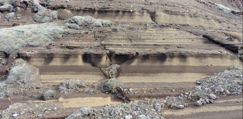 Móbergsmyndanir í Litla-Sandfelli. Móberg er fágætt á heimsvísu en algengt á Íslandi. Mynd: Úr umhverfismatsskýrslu