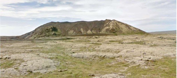 Litla-Sandfell er skammt frá Þrengslavegi.