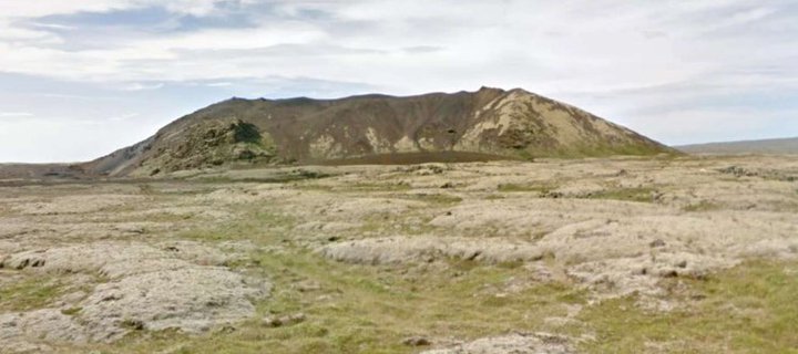 Litla-Sandfell stendur um 95 metra upp úr Leitahrauni í Þrengslunum.