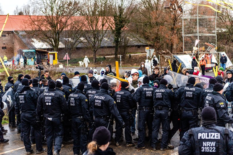 Mótmælendur standa andspænis hópi lögreglumanna sem eiga að sjá til þess að framkvæmdir kolarisans nái fram að ganga í Lützerath. Mynd: Alexander Franz2