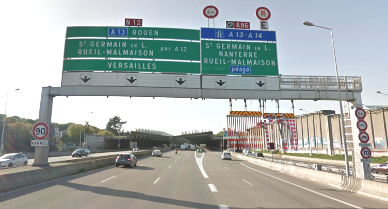 Einfaldar skiltamerkingar og svuntustrimlar til aðgreiningar á umferð um lágöngin á A86-stofnbrautinni kringum París. Tvær akreinar til hægri liggja að lággöngunum en hinar þrjár fram hjá þeim og eru opnar allri umferð. Hér á landi er skyggni iðulega lakara og ekki síður hætta á að snjór og krapi hylji merkingar. Umferðarskynjarar við aðliggjandi akbrautir að lággöngum og stokkum myndu nema óheimila umferð og leiðbeiningar birtast á stafrænum skjáskiltum með afísingarbúnaði. Skyntækni fleygir fram og er kostnaður við slíkan umferðaröryggisbúnað hverfandi sem hlutfall af heildarkostnaði við stokka og göng.