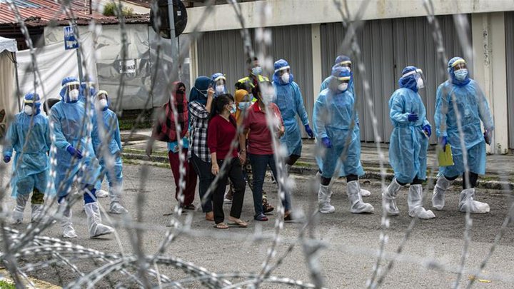Farandverkamenn í haldi lögreglumanna í lok maí.