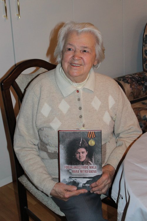 María stolt með bókina.