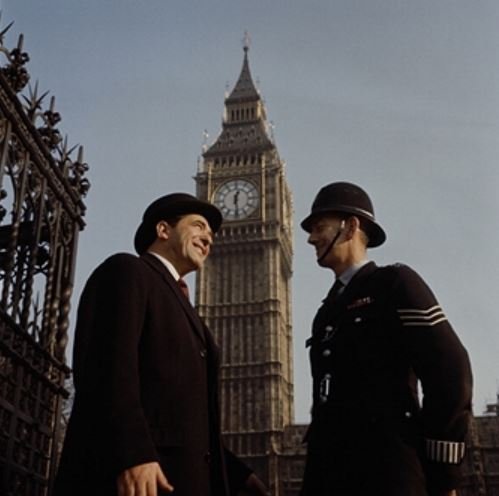 Maxwell var kjörinn á þing fyrir Verkamannaflokkinn þar sem hann sat árin 1964 til 1970.