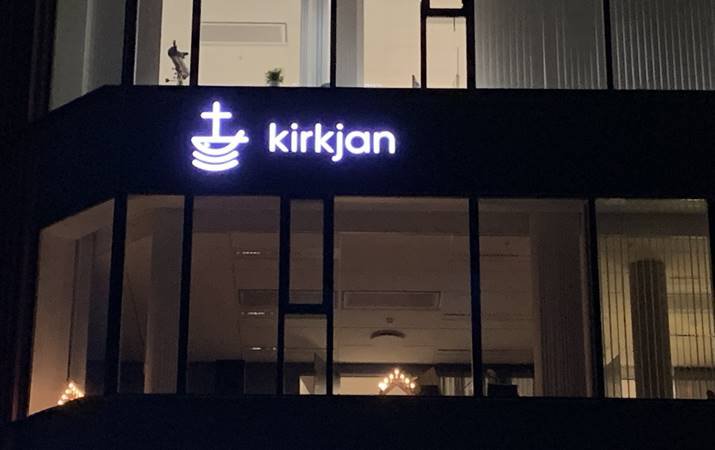 Nýtt merki þjóðkirkjunnar sem var komið fyrir á nýjum húsakynnum Biskupsstofu að Katrínatúni 4 síðastliðinn miðvikudag.