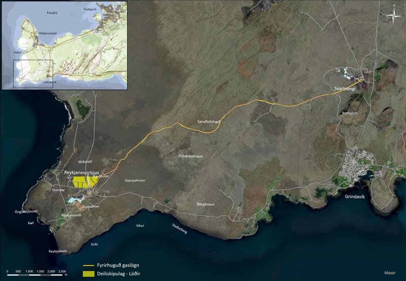 Verksmiðjan yrði við Reykjanesvirkjun, á svæði sem merkt er með gulum lit. Gula línan er hins vegar sú leið sem leggja þyrfti gasleiðslu frá Svartsengi til verksmiðjunnar. Mynd: Úr matsáætlun