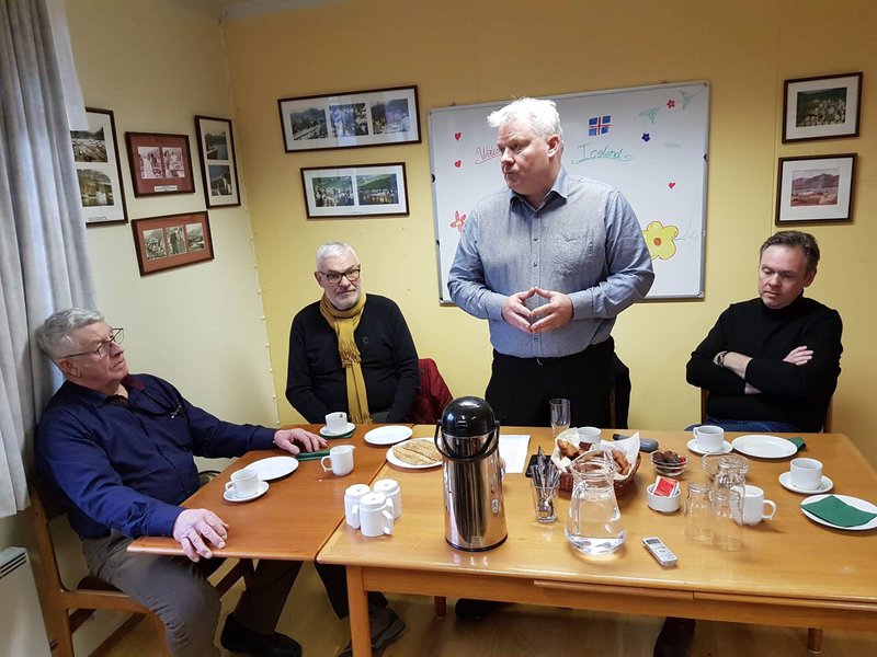 Sigurður Ingi Jóhannsson, samgöngu- og sveitarstjórnarráðherra, flytur ávarp við athöfnina á Sólbrekku. Sitjandi eru Sigfús Vilhjálmsson í Brekku, Þórhallur Ólafsson, framkvæmdastjóri Neyðarlínunnar og Jón Björn Hákonarson, formaður Fjarskiptasjóðs.