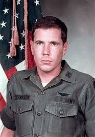 Þyrluflugmaðurinn Hugh Thompson Jr. átti ríkan þátt í að stöðva illvirkin  og var sæmdur heiðursmerkjum fyrir að vernda almenna borgara.