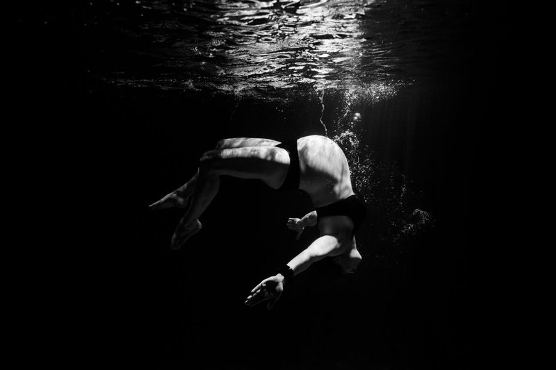 Frá dómnefnd: Myndin getur ekki annað en hreyft við áhorfandanum. Hún er tímalaus og full af orku. Dómnefndin fékk á tilfinninguna að konan væri eins og móðir jörð sem væri annað hvort að sökkva eða rísa upp. Þannig vekur myndin okkur til  umhugsunar um það hvernig við komum fram við náttúruna sem er mjög við hæfi á þessum tímum. Mynd: Eyþór Árnason.