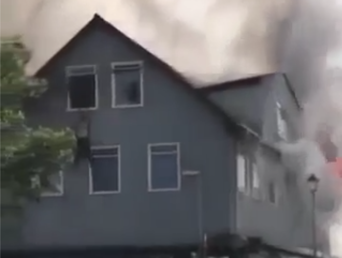 Hann lét sig falla út um glugga á risinu. Mynd: Skjáskot af myndbandi/Birt með leyfi viðmælanda