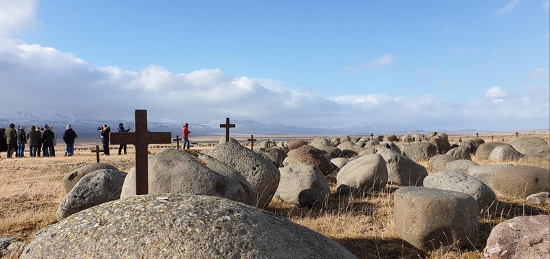 Sigurður Hansen byrjaði á að fara með hópinn að útlistaverkinu Grjóthernum á Haugsnesgrundum í Skagafirði.