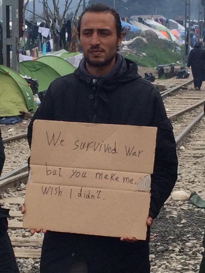 Flóttamaður í bráðabirgðabúðum á landamærum Grikklands og Makedóníu.  Mynd: Helping Refugees Lesvos Island 