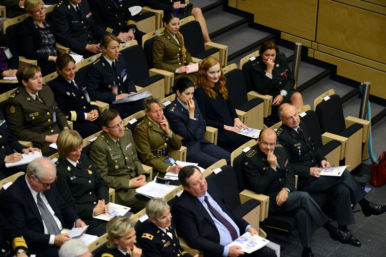 Guðrún er ein fárra starfsmanna sem mætir ekki í herbúningi í vinnuna. (Mynd: NATO)