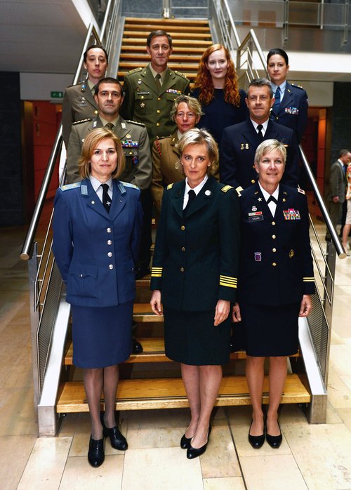 Guðrún í vinnunni með kollegum sínum og Astrid, prinsessu í Belgíu (fremst fyrir miðju)