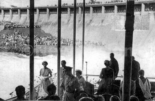 Elísabet Bretlandsdrotting við vígslu Owen Falls-virkjunarinnar á sjötta áratug síðustu aldar.