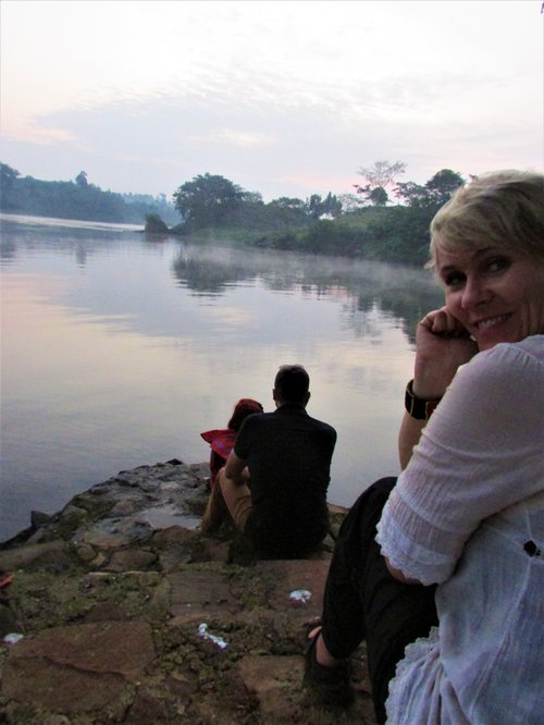 Kristín Heiða Kristinsdóttir bíður eftir sólarupprás við Nílarfljót. Mynd: Sunna Ósk Logadóttir