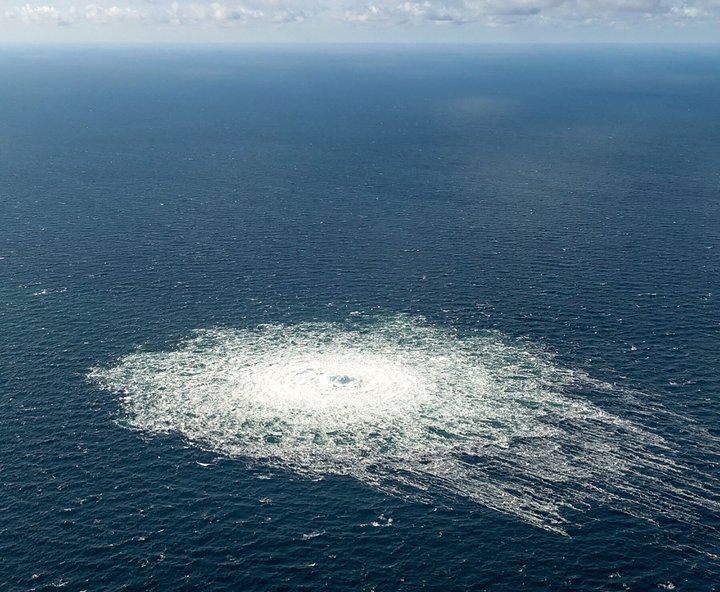 Metangas streymdi í stríðum straumum út í andrúmsloftið er sprengingarnar urðu í Nord Stream.