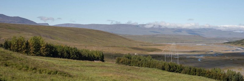 Norðurárdalur. Til vinstri í hlíðinni má sjá núverandi Rangárvallalínu 1 og til hægri um dalinn mögulega legu Blöndulínu 3.  Mynd: Landsnet