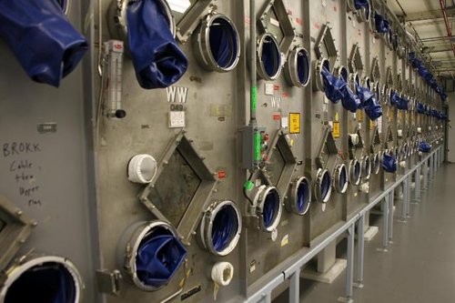 Hanskabox - sem starfsmenn nouðu til  að vinna með geislavirk efni í Hanford-verinu.