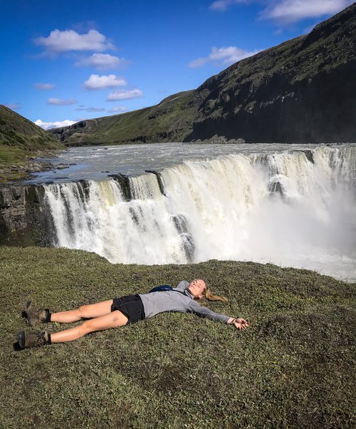 Pálína liggur framan við Gljúfurleitarfoss í Þjórsá inn á Gnúpverjaafrétti. Með Norðlingaölduveitu hefði fossinn orðið mjög vatnslítill. Mynd: Úr einkasafni