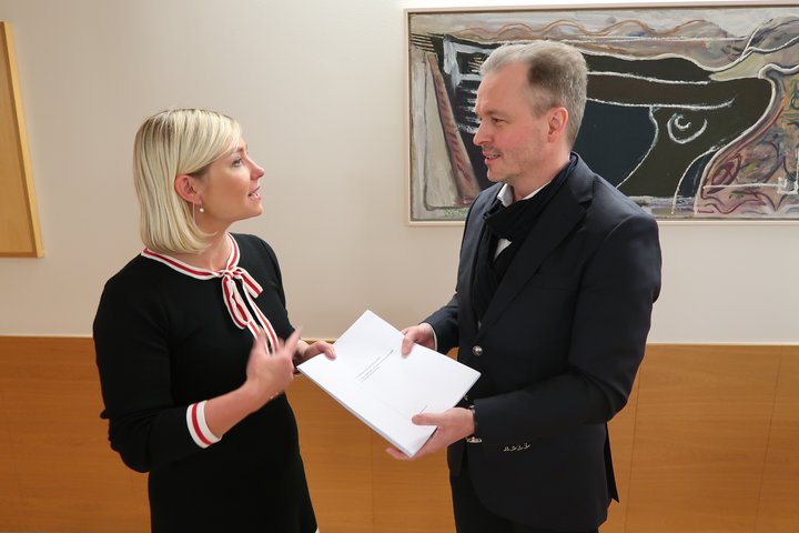 Björgvin Guðmundsson, formaður nefndar um rekstrarumhverfi einkarekinna fjölmiðla, afhendir Lilju Dögg Alfreðsdóttur, mennta- og menningarmálaráðherra, skýrslu nefndarinnar í lok janúar. Hún fær útfærðar tillögur um aðgerðir inn á borð til sín á næstunni.