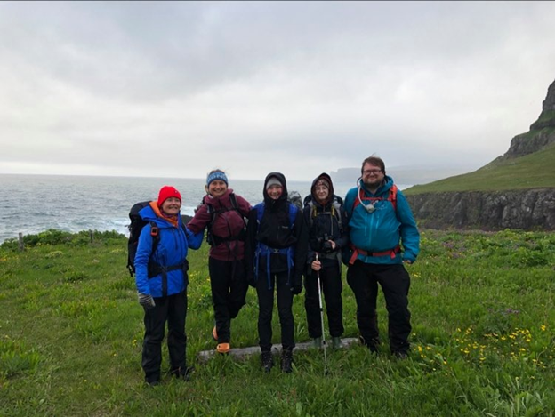 Ester ásamt aðstoðarmönnunum fjórum á votviðrisdegi á Hornströndum.