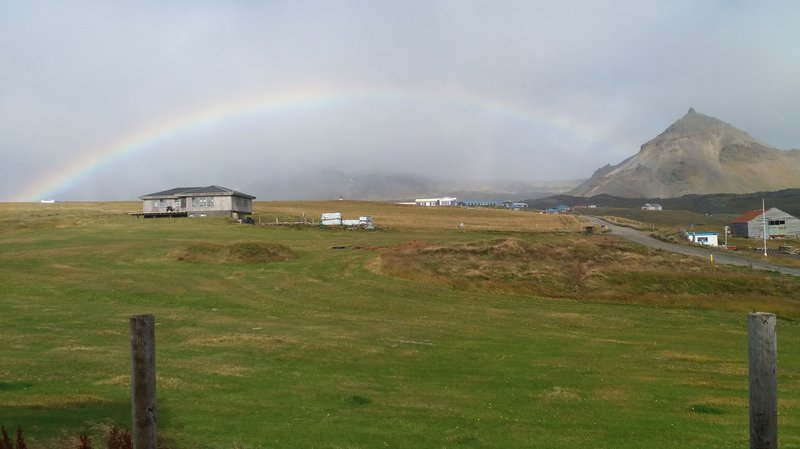 Regnbogi yfir Gíslabæ. Mynd: Aðsend