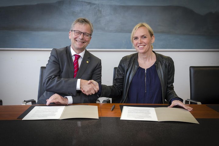 Jón Atli Benediktsson, rektor Háskóla Íslands og Stefanía G. Halldórsdóttir framkvæmdarstjóri CCP skrifuðu undir samstarfssamning 15.mái síðastliðin