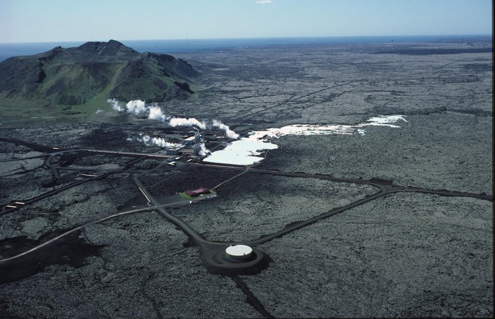 Fjallið Þorbjörn til vinstri og jarðvarmavirkjunin á Svartsengi fyrir miðri mynd.
