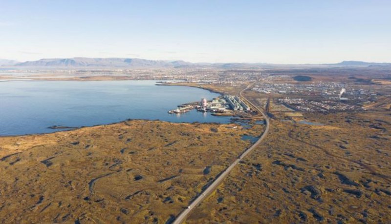 Séð yfir Reykjanesbraut í norðaustur í átt að álverinu í Straumsvík. Við álverið má sjá Straumsvík og Straumstjarnir og Gerðistjörn og Brunntjörn hægra megin við veginn. Mynd: Úr frummatsskýrslu