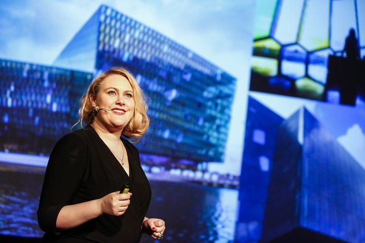 Margrét Erla Maack kynnir verkefnið sitt í Tjarnarbíó. Það snýst um að veita ferðamönnum einstakt tækifæri til að upplifa ljós og liti á mærum myndlistar og vísinda