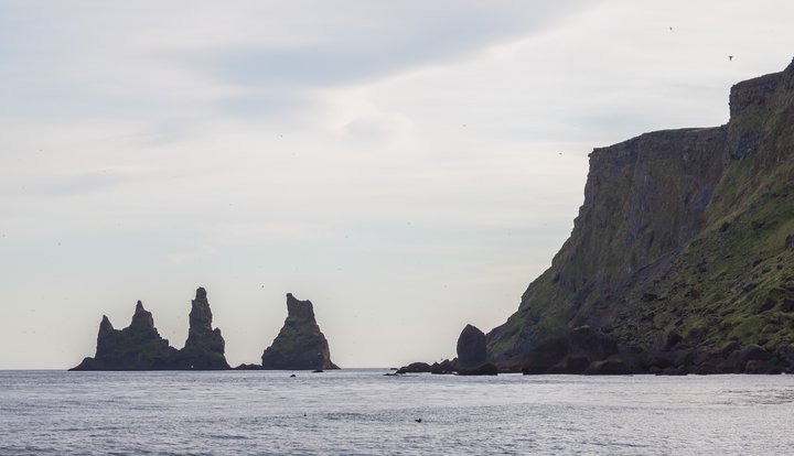 Nokkrir valkostanna sem eru til skoðunar gera ráð fyrir jarðgöngum í gegnum Reynisfjall og að vegurinn liggi meðfram Víkurfjöru.