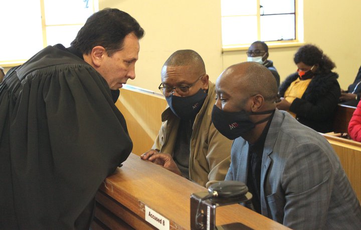 Tveir ákærðu í málinu, Bernhard Esau fyrrverandi sjávarútvegsráðherra og tengdasonur hans Tamson Hatuikulipi, ráða ráðum sínum. Þeir og aðrir sakborningar verða áfram í haldi.