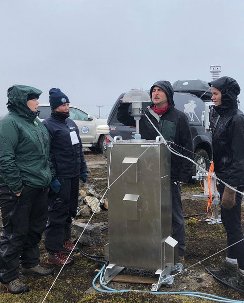 Þremur rykmælum var komið fyrir nyrðra á dögunum en hér sjást vísindamenn að störfum við að koma þeim upp og stilla þá.