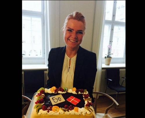 Inger Støjberg með rjómatertuna frægu, sem bökuð var af því tilefni að hún var búin að herða löggjöf um útlendingamál 50 sinnum.