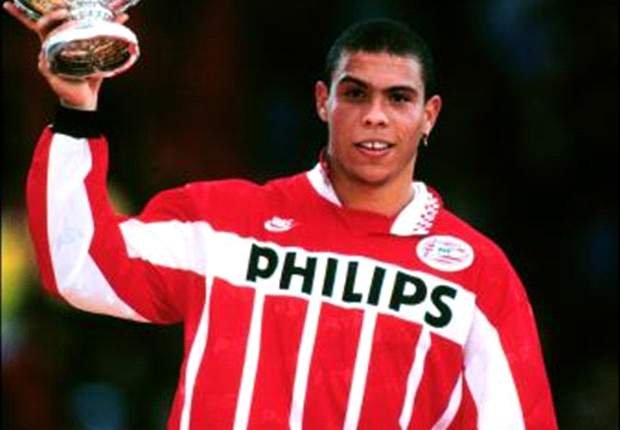 Ronaldo hinn brasilíski, spilaði sinn fyrsta landsleik fyrir Brasilíu, sama ár og Ólafur Ragnar varð forseti.