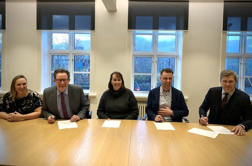 Fulltrúar Bændasamtaka Íslands og stjórnvalda hafa skrifað undir samkomulag um kolefnisjöfnun nautgriparæktunar. Mynd:Stjórnarráðið.