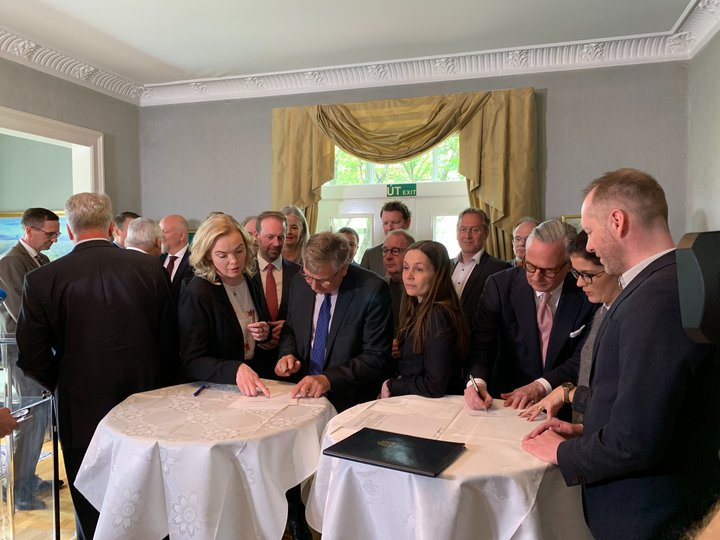 Undirritun samkomulagsins.