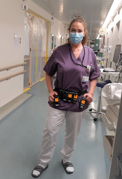 Sandra vopnuð talstöðvum til að tala við samstarfsmenn á Landspítalanum.