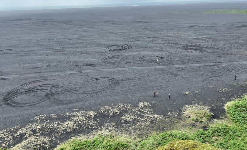 Horft frá syðsta odda Hjörleifshöfða í átt að sjónum efnistökusvæðinu. Sjá má ummerki um utanvegaakstur ferðamanna sem leika sér mikið í sandinum. Mynd: Úr matsáætlun