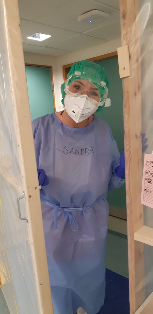 Sandra í fullum skrúða á vaktinni á Landspítalanum.