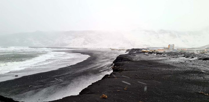 Hið mikla landbrot sem varð í fjörunni við Vík í Mýrdal í vetur er greinilegt á þessari mynd sem tekin var 17. mars.