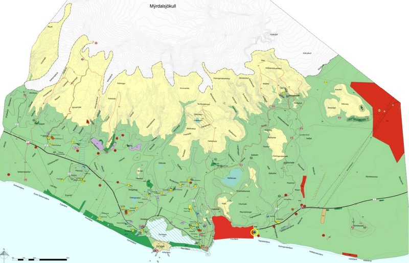 Efnistakan verður í fjöruborðinu neðst til hægri á myndinni (rauðmerkt). Vinnslusvæði LavaConcept er iðnaðarsvæði I6, auðkennt með gulum hring austan við þéttbýlissvæðið í Vík. Mynd: Úr matsáætlun