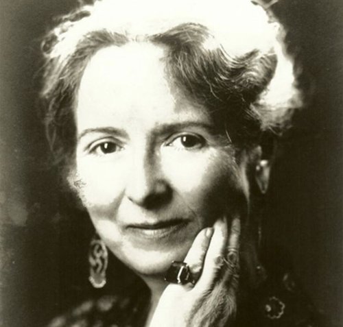 Savitri Devi með hakakross-eyrnalokka (bbc).JPG