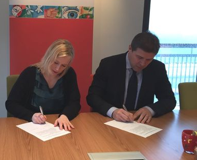 Eygló Harðardóttir og Bjarni Benediktsson undirrita samkomulag um starfsendurhæfingarsjóði.
