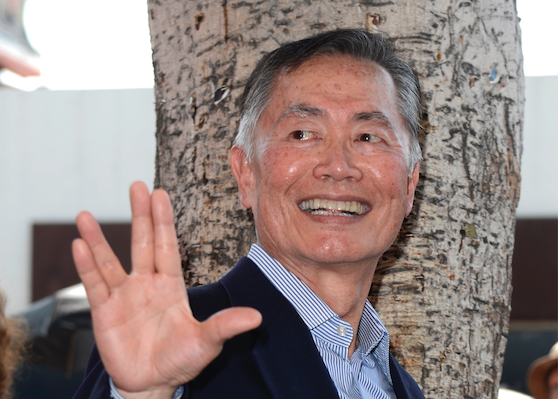 George Takei heilsar „Live long and prosper!“