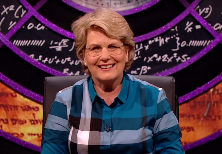 Sandi stýrir nú einum vinsælasta skemmti- og spurningaþættinum á BBC Two.