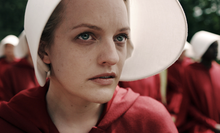 Elisabeth Moss í hlutverki Hjáfreð í Handmaid's Tale